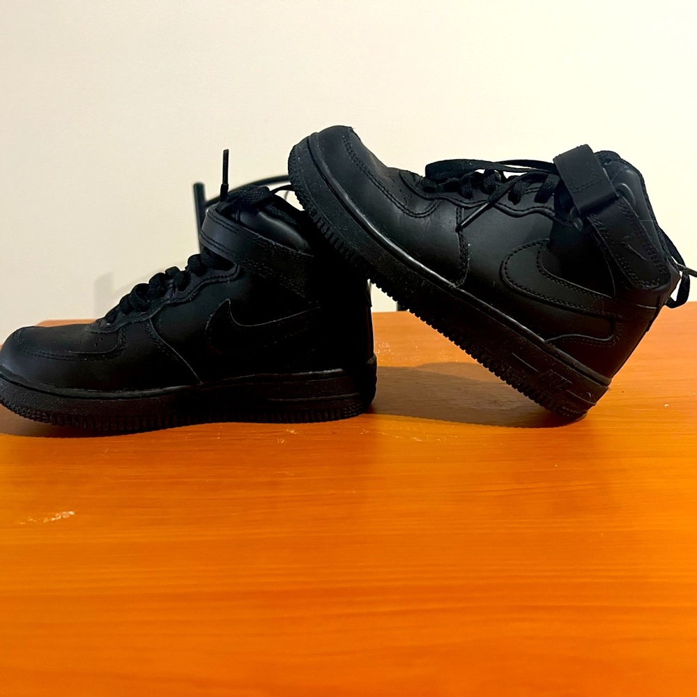 Boys size 1 Nike Air Force 1 mid tops